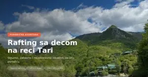 Porodica sa decom na mirnoj reci u kanjonu Tare, okruženi planinama i prirodom, tokom sigurnog raftinga u prirodnom okruženju