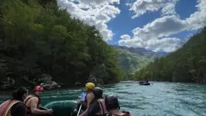 Ekipa na raftingu kroz kanjon Tare tokom rafting sezone 2026 u Adrenaline Camp Tara