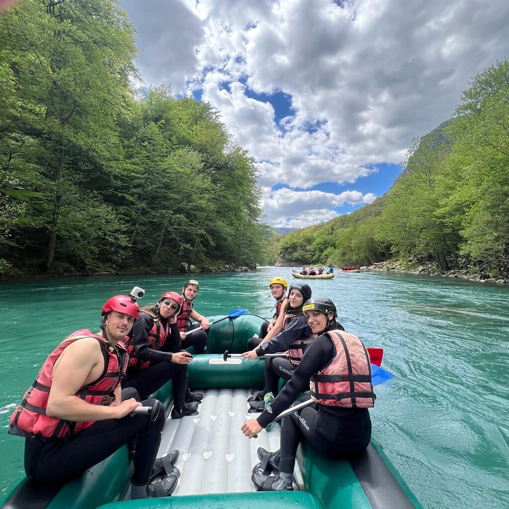 Rafting na Tari u Adrenaline Camp Tara – o nama ekipa na reci u čamcu