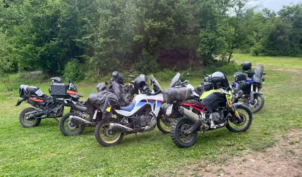 Bajkerska moto grupa parkirana u Adrenaline Camp Tara tokom vožnje kroz kanjon Tare i moto rute između Srbije, Bosne i Crne Gore