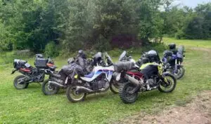 Bajkerska moto grupa parkirana u Adrenaline Camp Tara tokom vožnje kroz kanjon Tare i moto rute između Srbije, Bosne i Crne Gore